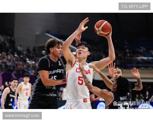 杨瀚森三分线外强突篮下得手展现霸气力量助力球队制胜