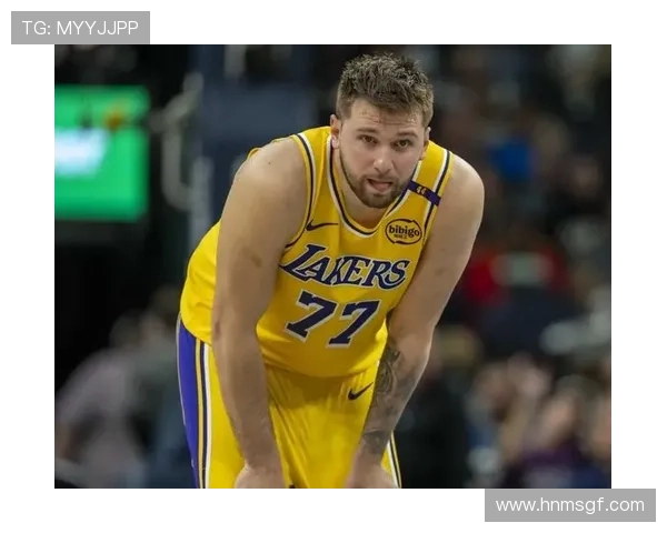 东契奇向里夫斯展示扭伤手指里夫斯惊呼难以置信的反应引发热议 东契奇向里夫斯展示扭伤手指里夫斯惊呼难以置信的反应引发热议